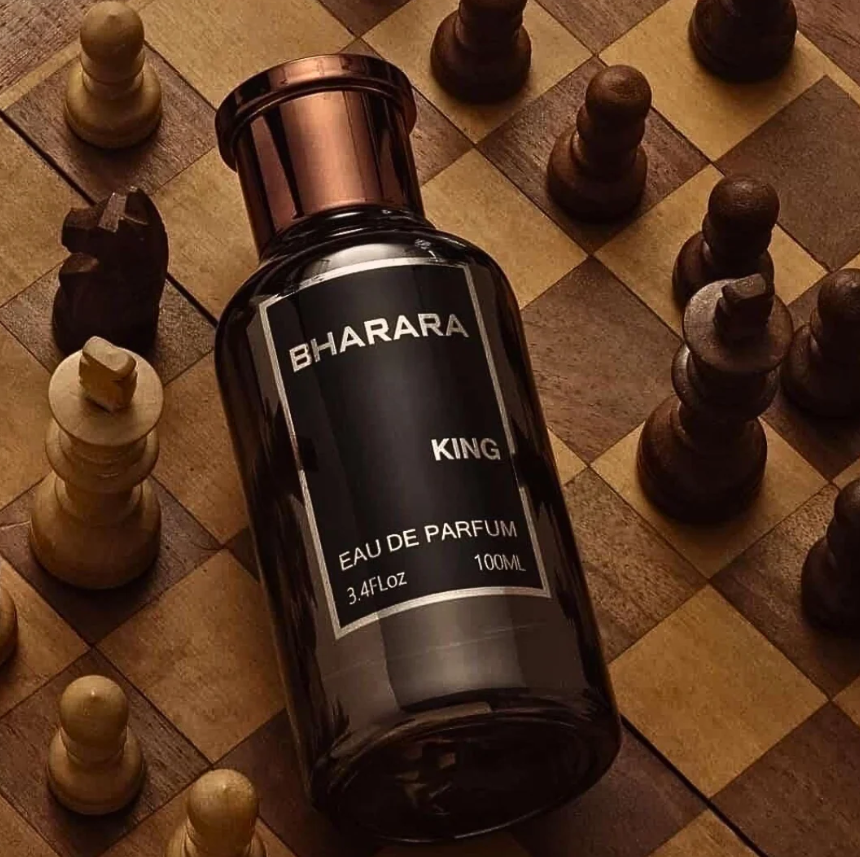 Bharara King dark bottle with a bronze-colored cap and silver-bordered label lying diagonally on a wooden chessboard among light and dark chess pieces.